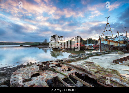 Alte verlassene rostende Boote auf dem Friedhof Boot auf dem Fluss Tamar in Cornwall Stockfoto