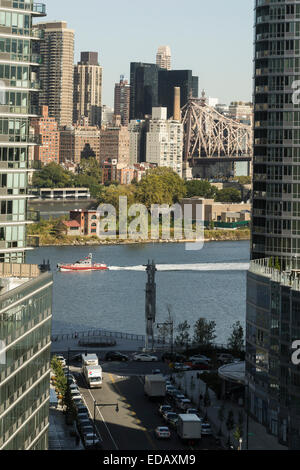 NYPD patrol Boot auf dem East River vom UN-Hauptsitz Stockfoto