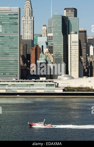 NYPD patrol Boot auf dem East River vom UN-Hauptsitz Stockfoto