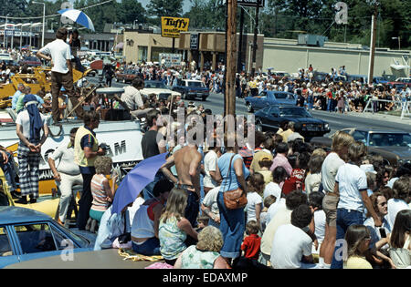 ELVIS PRESLEY BEERDIGUNG, MEMPHIS, TENNESSEE, USA 18. AUGUST 1977. trauernden außerhalb Graceland, Elvis Presley Trauerzug warten. Stockfoto