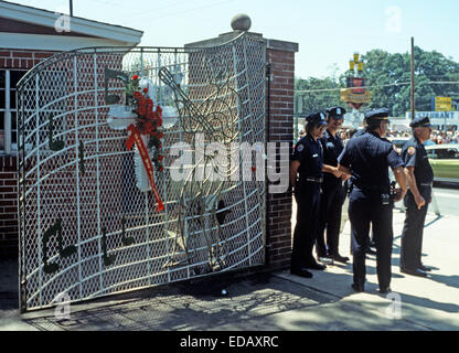 ELVIS PRESLEY BEERDIGUNG, MEMPHIS, TENNESSEE, USA 18. AUGUST 1977. Memphis Polizei außerhalb Graceland am Tag der Beerdigung von Elvis Presley. Stockfoto