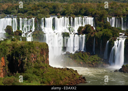 Iguazu-Wasserfälle an der Grenze zwischen Brasilien und Argentinien gelegen Stockfoto