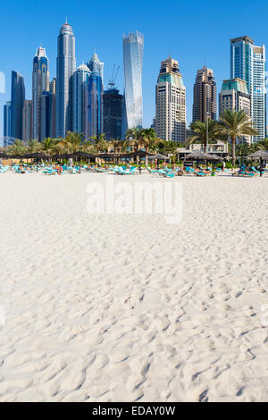 DUBAI, Vereinigte Arabische Emirate - November 28: Touristen am Stadtstrand, 28. November 2014 in Dubai. Mehr als 10 Millionen Menschen besuchen der Stadt jedes y Stockfoto