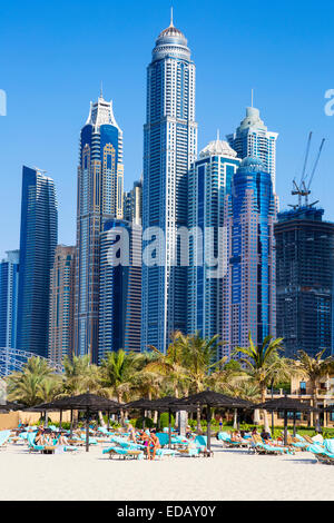 DUBAI, Vereinigte Arabische Emirate - November 28: Touristen entspannen Sie am Stadtstrand, 28. November 2014 in Dubai. Mehr als 10 Millionen Menschen besuchen die Stadt e Stockfoto