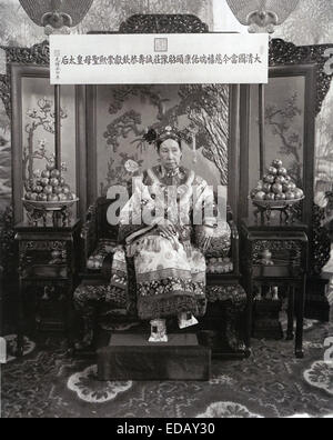 CHINESISCHE Kaiserin DOWAGER CIXI (1835-1908) das Board über dem Kopf trägt ihren vollen Titel Stockfoto