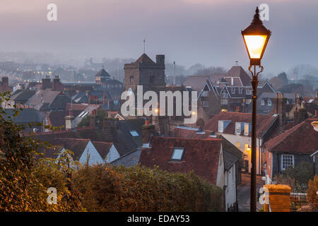 Lewes, UK. 4. Januar 2015. Nacht fällt auf Chapel Hill in Lewes. Die Stadt verschwindet im Nebel. Bildnachweis: Slawek Staszczuk/Alamy Live-Nachrichten Stockfoto