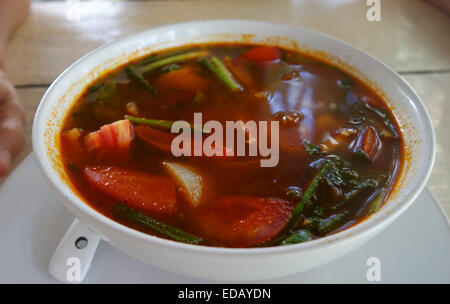 Tom Yum oder Tom Yam Suppe serviert in einer Keramikschale, Thailand, Asien. Stockfoto