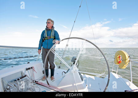 Segeln auf dem IJsselmeer in den Niederlanden an einem schönen sonnigen Tag Stockfoto
