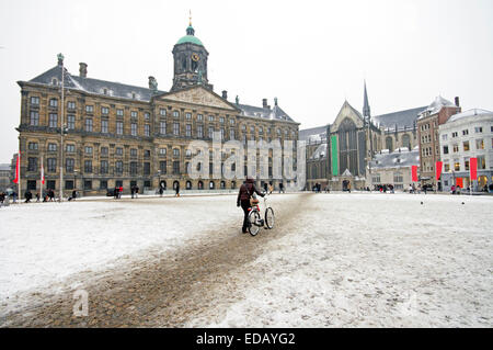 Verschneite Dam mit dem königlichen Palast in Amsterdam Stockfoto