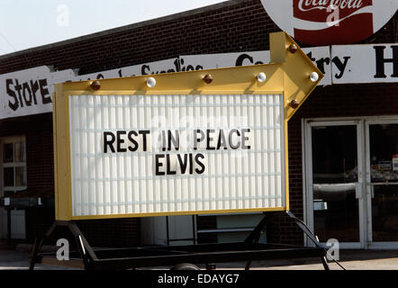 ELVIS PRESLEY BEERDIGUNG, MEMPHIS, TENNESSEE, USA 18. AUGUST 1977. Elvis Presley-Rest in Peace-Zeichen am Tag seiner Beisetzung Stockfoto