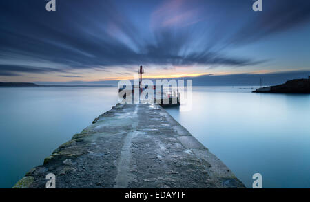 Eine Langzeitbelichtung des Sonnenaufgangs an der Banjo-Pier in Looe in Cornwall Stockfoto