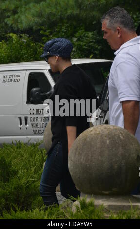 Jennifer Lopez, sporting einen Retro-Stil Chanel Hut und schwere Spitze trotz der sommerlichen Hitze, verlässt ihre Wohnung mit New York: Jenneifer Lopez Wo: Manhattan, New York, USA bei: 2. Juli 2014 Stockfoto