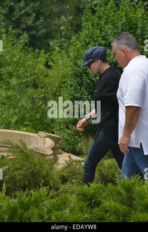 Jennifer Lopez, sporting einen Retro-Stil Chanel Hut und schwere Spitze trotz der sommerlichen Hitze, verlässt ihre Wohnung mit New York: Jenneifer Lopez Wo: Manhattan, New York, USA bei: 2. Juli 2014 Stockfoto