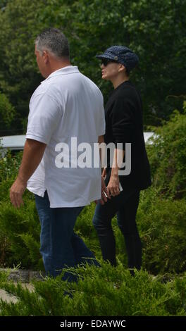 Jennifer Lopez, sporting einen Retro-Stil Chanel Hut und schwere Spitze trotz der sommerlichen Hitze, verlässt ihre Wohnung mit New York: Jenneifer Lopez Wo: Manhattan, New York, USA bei: 2. Juli 2014 Stockfoto