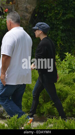 Jennifer Lopez, sporting einen Retro-Stil Chanel Hut und schwere Spitze trotz der sommerlichen Hitze, verlässt ihre Wohnung mit New York: Jenneifer Lopez Wo: Manhattan, New York, USA bei: 2. Juli 2014 Stockfoto