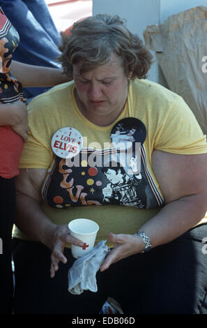 ELVIS PRESLEY BEERDIGUNG, MEMPHIS, TENNESSEE, USA 18. AUGUST 1977. Trauernde Trauernder Fan bei Elvis Presley Beerdigung, Memphis, Tennessee. Stockfoto