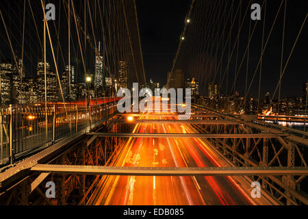 Der Verkehr auf der Brooklyn Bridge, New York City Stockfoto