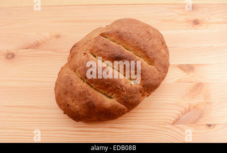 Frisch gebackenes Brot Multi Samen gemälzte auf einem Holztisch Stockfoto
