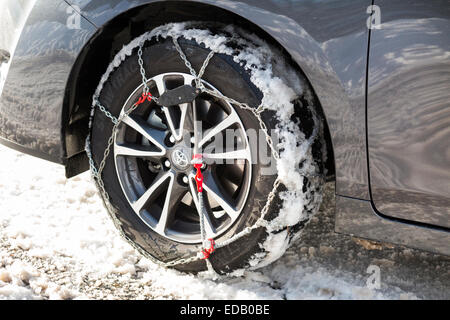 Schneekette / Ketten am Vorderrad / Räder eines Autos mit Winterreifen ausgestattet / Reifen. (75) Stockfoto