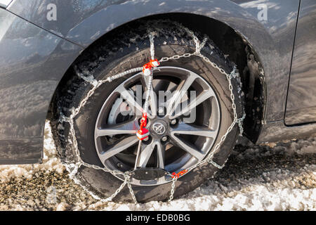 Schneekette / Ketten am Vorderrad / Räder eines Autos mit Winterreifen ausgestattet / Reifen. (75) Stockfoto