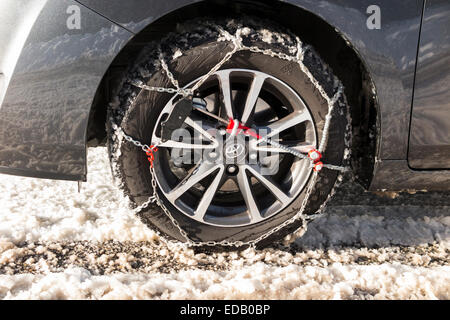 Schneekette / Ketten am Vorderrad / Räder eines Autos mit Winterreifen ausgestattet / Reifen. (75) Stockfoto