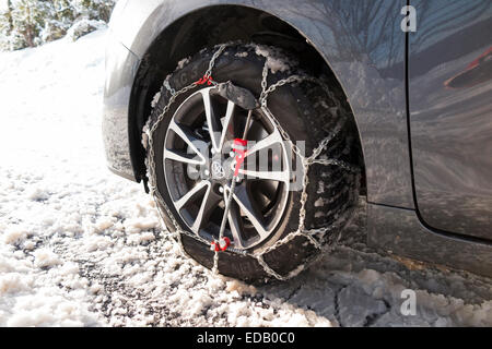 Schneekette / Ketten am Vorderrad / Räder eines Autos mit Winterreifen ausgestattet / Reifen. (75) Stockfoto