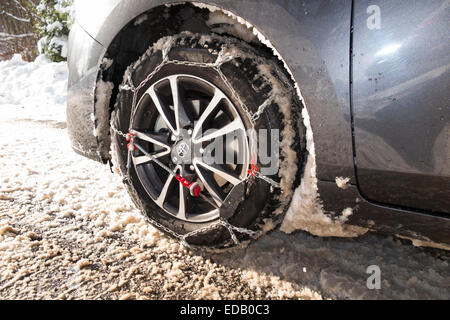 Schneekette / Ketten am Vorderrad / Räder eines Autos mit Winterreifen ausgestattet / Reifen. (75) Stockfoto
