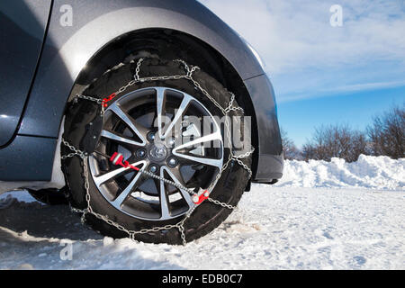 Schneekette / Ketten am Vorderrad / Räder eines Autos mit Winterreifen ausgestattet / Reifen. (75) Stockfoto