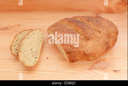 Zwei Scheiben Brot von einem frischen Multi Samen Laib geschnitten, auf einem Holztisch Stockfoto