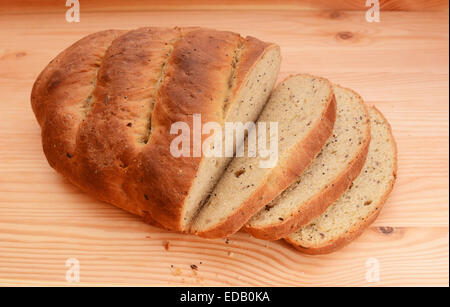 Kernigen Brot frisch geschnittene Scheiben aufgefächert, von einem neuen Laib Stockfoto