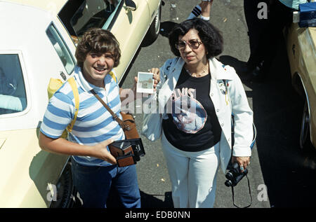 ELVIS PRESLEY BEERDIGUNG, MEMPHIS, TENNESSEE, USA 18. AUGUST 1977. Elvis Presley Trauernden und Fans außerhalb Graceland, Memphis, Tennessee zu seinem Begräbnis. Stockfoto