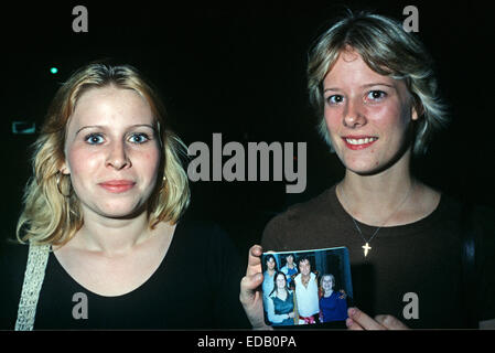 ELVIS PRESLEY BEERDIGUNG, MEMPHIS, TENNESSEE, USA 18. AUGUST 1977. Trauernden und Elvis Presley Fans außerhalb Graceland, Memphis, Holding-Foto von sich mit Elvis Presley aufgenommen. Stockfoto