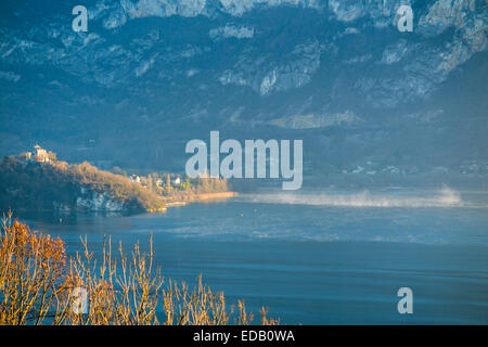 Nebel in der niedrigen Morgensonne am Lac du Bourget (See Bourget) im Département Savoie (Savoyen) von Frankreich. Stockfoto