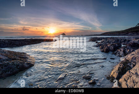 Sonnenuntergang am Wembury Strand mit Blick auf die Mewstone Insel Stockfoto