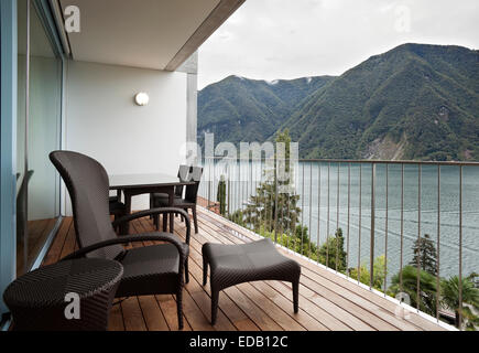 Modernes Haus, Balkon mit Seeblick Stockfoto