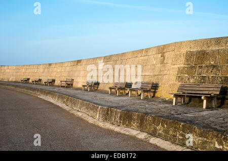 Blick auf die Hafenmauer Cobb in Lyme Regis, Dorset, England, UK Stockfoto