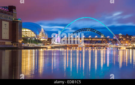Newcastle Quayside. Blick auf den Fluss Tyne in Richtung landmark Brücken in der Abenddämmerung. Die Ostsee und den Salbei (links). Newcastle upon Tyne, England. Großbritannien Stockfoto