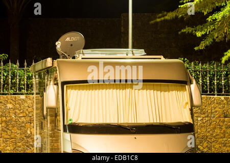 Wohnmobil geparkt unter Straßenlaterne im öffentlichen Parkhaus in Spanien Stockfoto