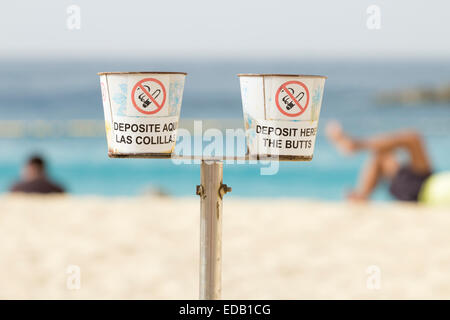 Behälter zur Entsorgung von Zigarettenkippen am Nichtraucherstrand in Spanien. Eine auf Englisch, die andere auf Spanisch. Stockfoto