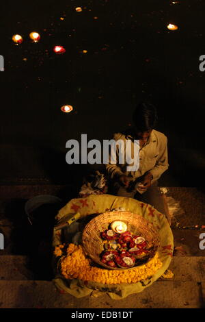 Junge verkaufen Schwimmkerzen in Dasaswamedh Ghat, Varanasi, Uttar Pradesh, Indien Stockfoto