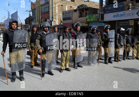 Quetta, Pakistan. 4. Januar 2015. Pakistanische Polizisten Wache während der Feierlichkeiten Eid Milad-un-Nabi, des Geburtstags des Propheten Mohammed, im Südwesten Pakistans Quetta am 4. Januar 2015. © Asad/Xinhua/Alamy Live-Nachrichten Stockfoto