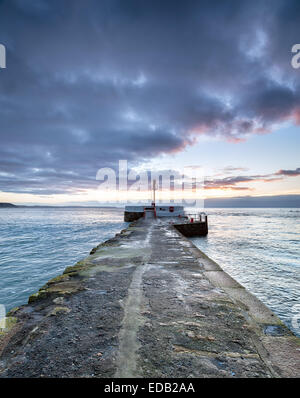 Winter-Sonnenaufgang über dem Banjo-Pier in Looe in Cornwall Stockfoto