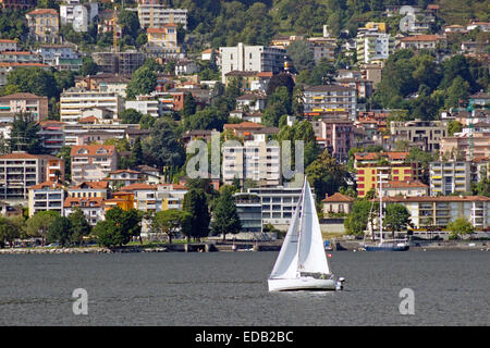 Segelboot auf dem Lago Maggiore, Locarno, Tessin, Schweiz Stockfoto