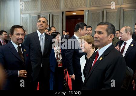 US-Präsident Barack Obama hinter den Kulissen mit weltweit führenden Unternehmen zu Jahresbeginn eine asiatisch-pazifischen wirtschaftlichen Zusammenarbeit Plenarsitzung 10. November 2014 in Peking, China. Stockfoto