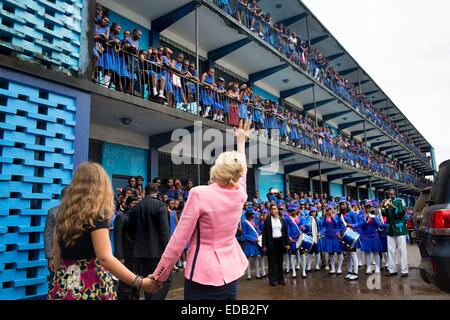 Dr. Jill Biden, Ehefrau des Vizepräsidenten und Enkelin Finnegan Biden Welle Studenten nach einem Mädchen Fortbildungsveranstaltung an der St.-Josephs-Gymnasium 7. Juli 2014 in Freetown, Sierra Leone auf dem Geländer montiert. Stockfoto