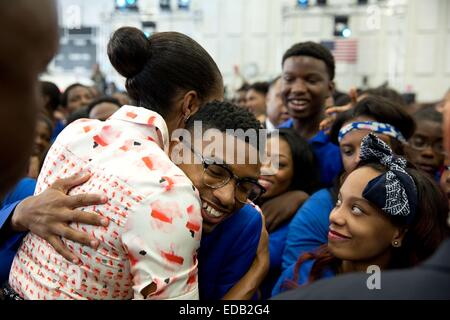 US-First Lady Michelle Obama umarmt einen jungen Mann aus dem Publikum nach ihren Ausführungen zur Unterstützung der erreichen höhere Initiative 8. September 2014 in Atlanta, Georgia. Stockfoto