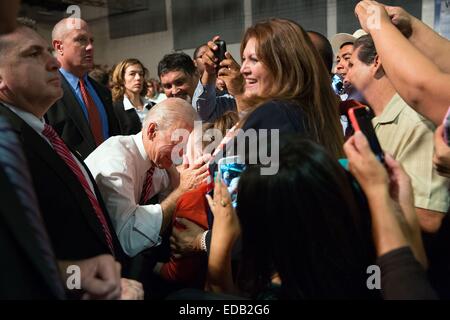 US-Vizepräsident Joe Biden hält seinen Kopf gegen ein Baby während einer Kampagne Veranstaltung 7. Oktober 2014 in Bakersfield, Kalifornien. Stockfoto