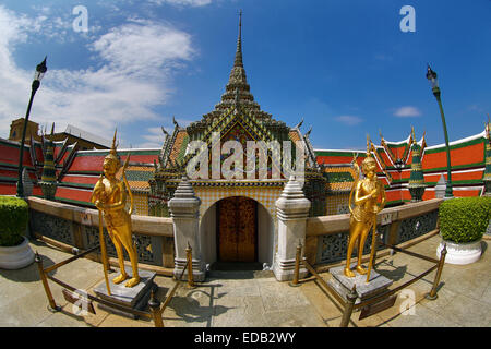 Goldene Kinnara-Statue im Wat Phra Kaeo Tempel-Komplex der Tempel des Smaragd-Buddha in Bangkok, Thailand Stockfoto