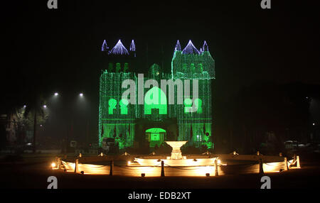 Pakistanische Muslime nehmen an den Geburtstag des Propheten Mohammed in Lahore Teil. Der Geburtstag des Propheten Mohammed, beleuchtet wie "Eid-e-Milad-un-Nabi (PBUH)", feiert man im Laufe des islamischen Monats Rabi al-Awwal, die am 4. Januar, wo Muslime weltweit es mit Feuerwerk, brennende Fackeln feiern, fällt auch bekannte bunte Beleuchtung auf Gebäuden und Märkten. © Rana Sajid Hussain/Pacific Press/Alamy Live-Nachrichten Stockfoto