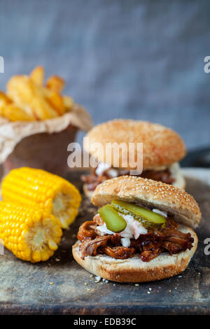 Burger mit zog Schweinefleisch, Mais und Pommes frites Stockfoto